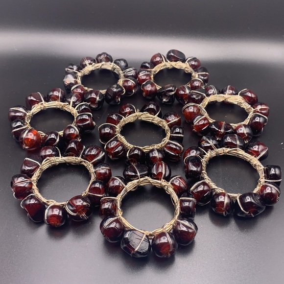 8 Set of Amber Glass Bead Napkin Rings on Silver Wire. - Picture 7 of 7